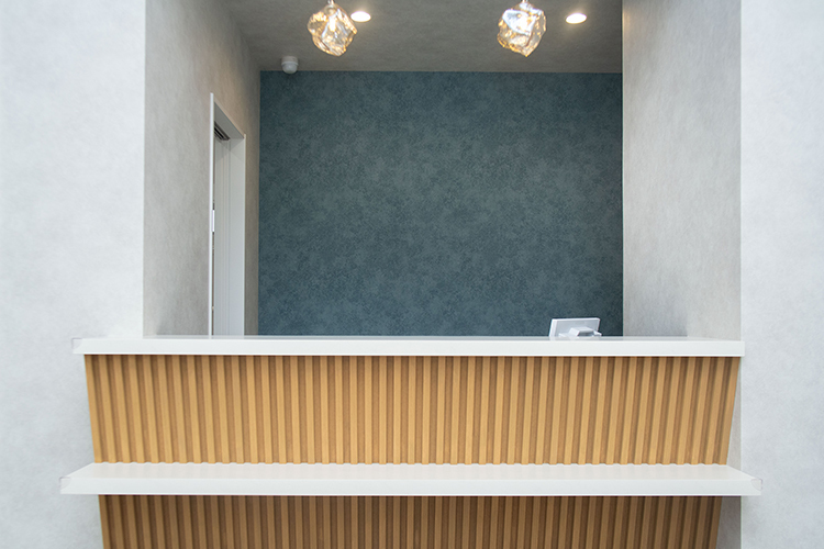 たずみデンタルクリニック 大野城市 受付スタッフが優しい笑顔で出迎えてくれる