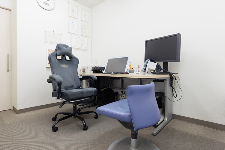 登戸内科・脳神経クリニック 川崎市多摩区 診察室。患者一人ひとりに合った治療法を提案
