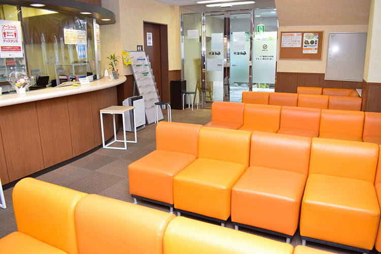 石崎眼科医院 奈良市 暖色を使い温かな雰囲気の広々とした院内