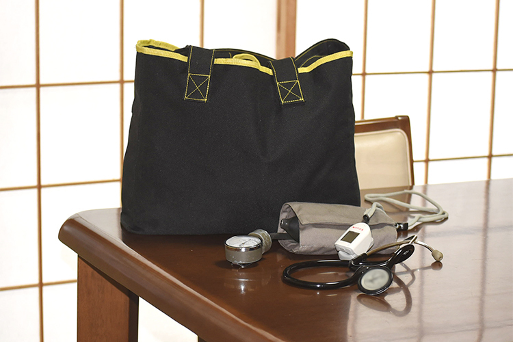 ひばり往診クリニック 奈良市 往診用のバッグには聴診器をはじめとした使い慣れた道具が