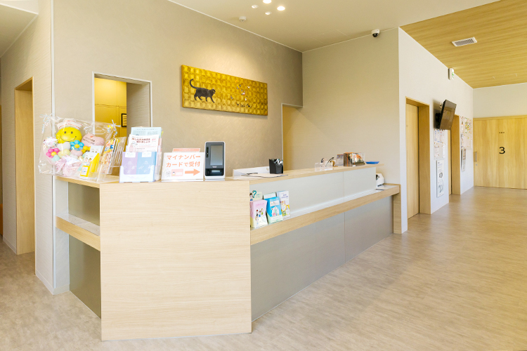 さがら内視鏡・内科クリニック 宮崎市 受付スタッフが患者一人ひとりに丁寧に対応