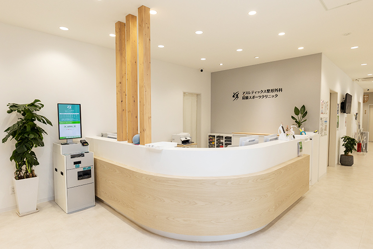 アスレティックス整形外科肩膝スポーツクリニック 八尾市 木のぬくもりを感じる落ち着いた雰囲気の院内