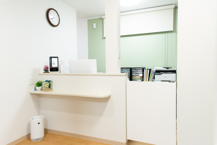 永瀬医院 西宮市 受付ではベテランのスタッフが温かい笑顔とともに出迎えてくれる