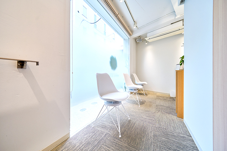 中野新橋デンタルクリニック 中野区 白を基調とした清潔感あふれる院内