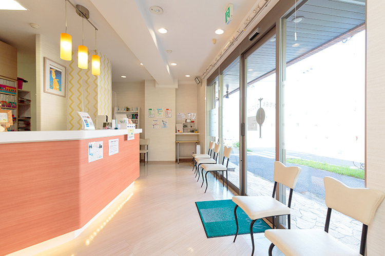 おち歯科クリニック 神戸市西区 窓から日の光が差し込む落ち着く雰囲気の待合室