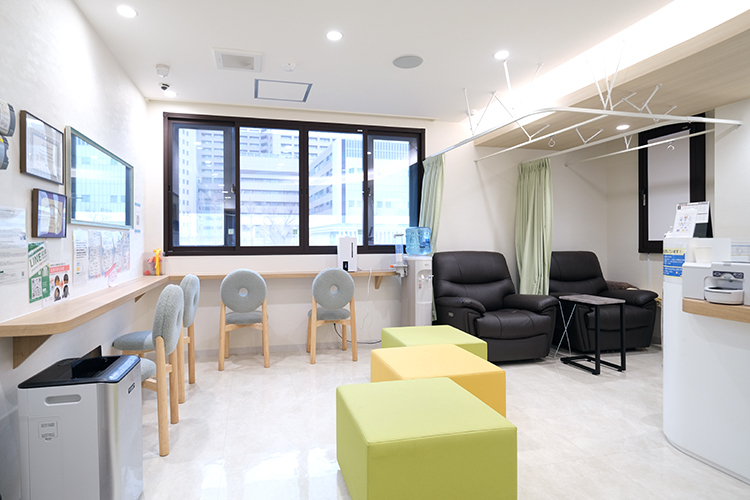 お茶の水橋交番横クリニック 千代田区 忙しい人でも受信しやすいよう、平日20時まで診療を行う