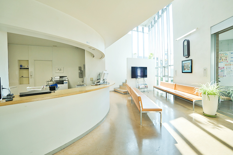 長嶋整形外科 大東市 吹き抜けの待合室には大きな窓から自然光が差し込む