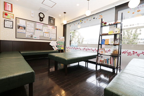 あめみや眼科 吹田市 待合スペース。親子でリラックスできる雰囲気