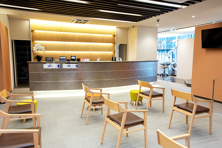 さこだ歯科 鹿児島市 受付は2つ。来院時の受付窓口と、診療後の会計窓口を分けている