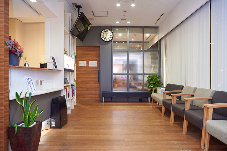 中央ビル歯科クリニック 鹿児島市 カフェのような木目調の落ち着いた雰囲気