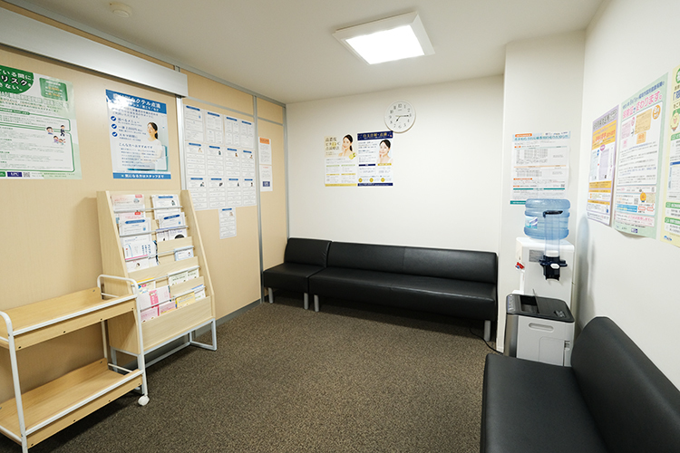 ラピスクリニック天神 福岡市中央区 落ち着いた雰囲気の待合室はウォーターサーバーを設置
