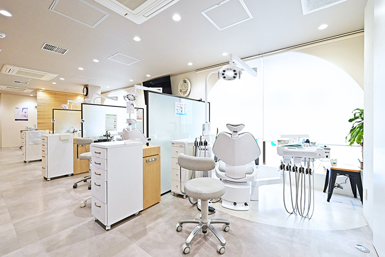うえさか歯科・矯正歯科 箕面市 白が基調の広々としたユニット