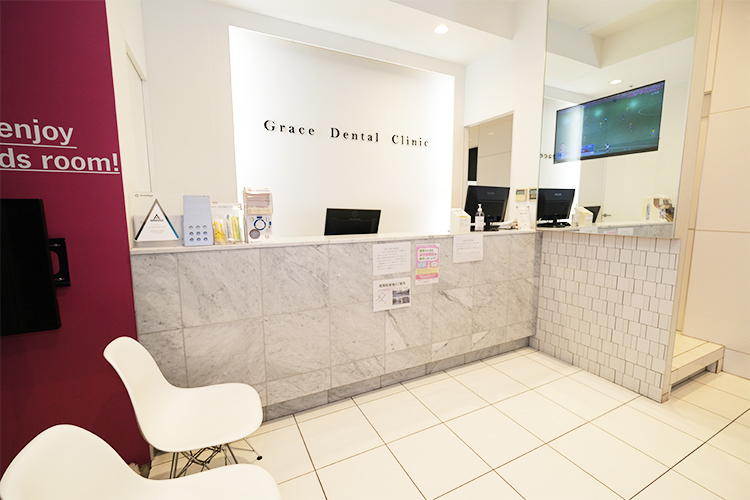 町田駅前グレイス歯科・矯正歯科 町田市 白を基調にした待合室