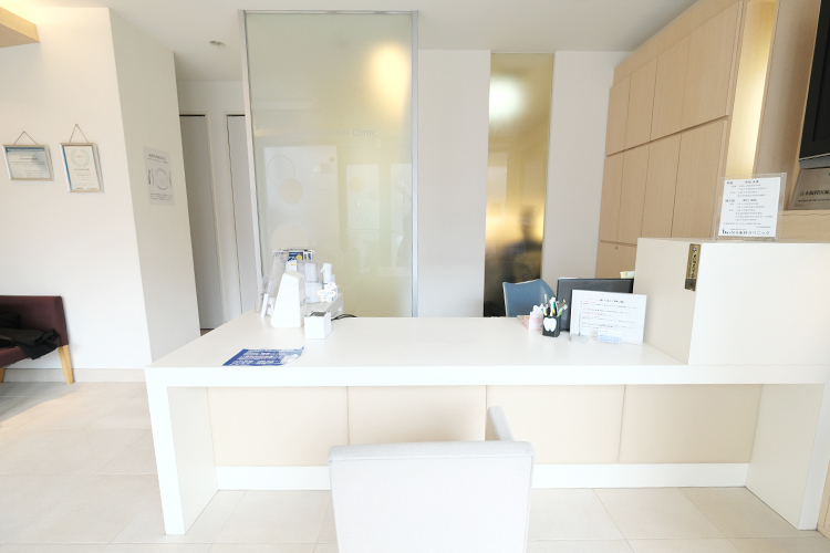 市田歯科クリニック 茨木市 白を基調とした清潔感のある受付でスタッフが笑顔で出迎える