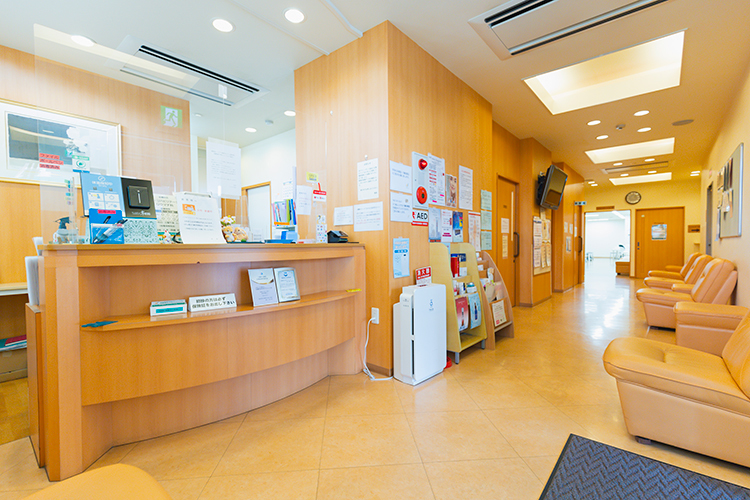 須藤整形外科クリニック 大和市 木目調の温かみのある院内。受付には飛沫感染防止用パネルを設置