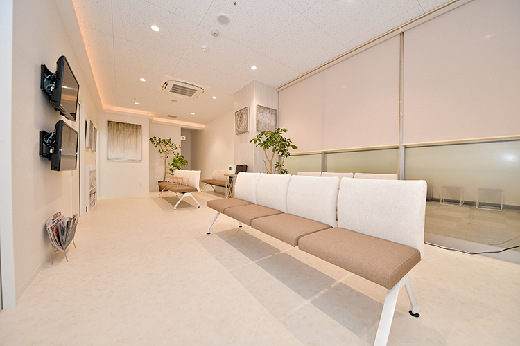 ひとら内科クリニック 高槻市 広々とした院内は清潔感が漂う