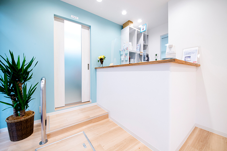 亀有東和コミュニティー歯科 足立区 ライトブルーの壁紙で明るく清潔感のある雰囲気の院内