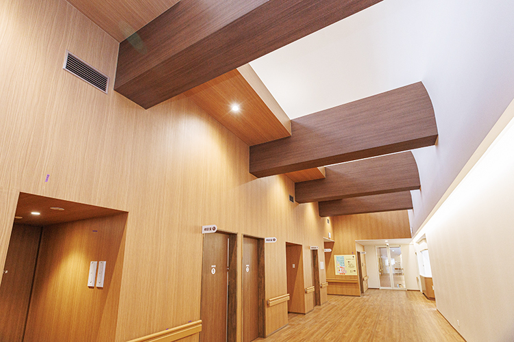 こぐま学園診療所 小郡市 温かな光が差し、木のぬくもりを感じられる院内