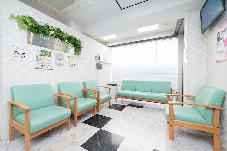医療法人社団 山岡クリニック 千代田区 エレベーターを降りるとすぐに待合が広がる