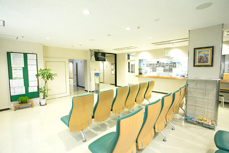 安藤クリニック 多治見市 ゆったりとした落ち着ける待合室