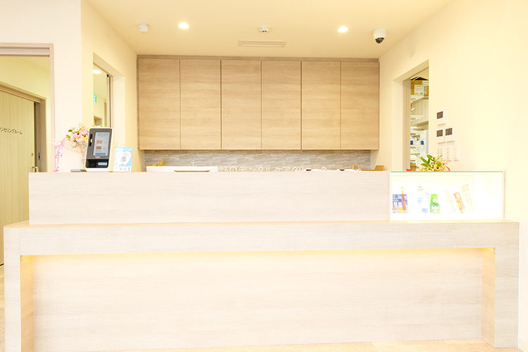 引野口デンタルケアクリニック 北九州市八幡西区 白と明るい木目を基調にした院内