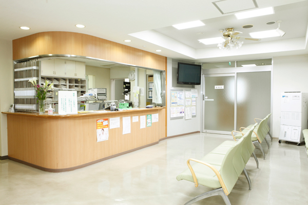 重信クリニック 東温市 明るい雰囲気の受付・待合室。スタッフが笑顔で迎える