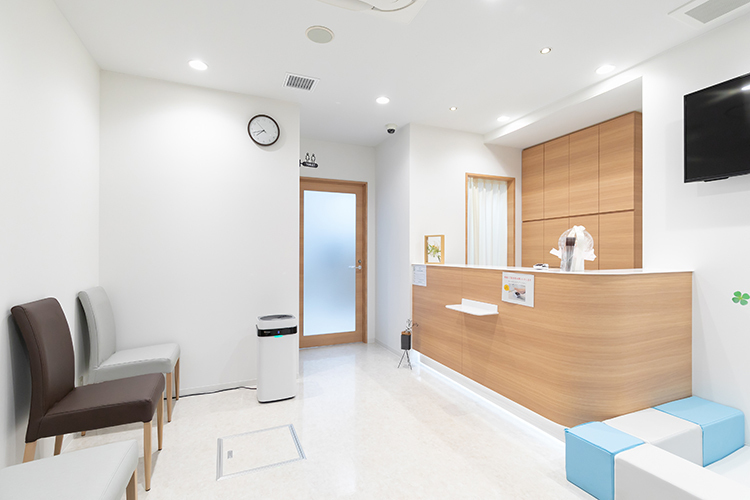 かみや歯科 名古屋市熱田区 受付。清潔感あふれる院内