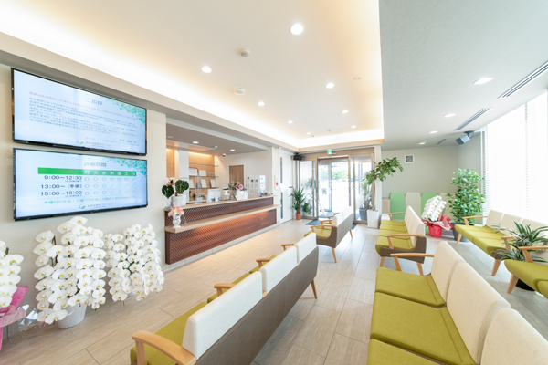 あおば眼科クリニック 松山市 明るい院内はバリアフリー対応で車いすやベビーカーでも安心