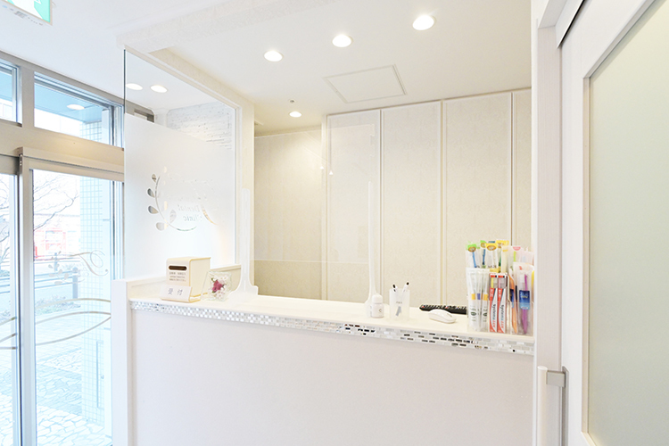 つばめデンタルクリニック川西 川西市 院長自慢のスタッフが笑顔で迎えてくれる