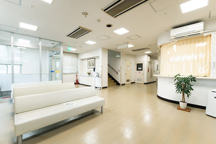 岩崎内科 松山市 広々として清潔感のある待合室は落ち着いた雰囲気