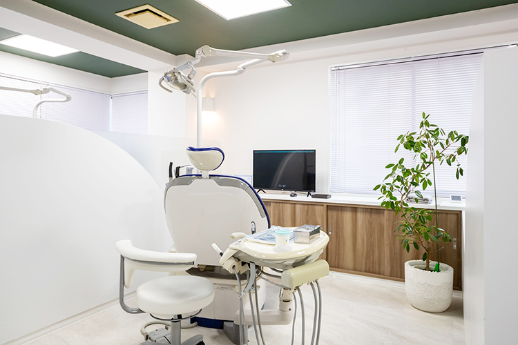 八丁堀かわむら歯科 広島市中区 半個室状態のプライバシーに配慮された診察室