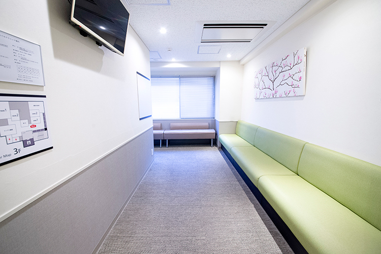 東京衛生アドベンチスト病院附属めぐみクリニック 杉並区 受付スタッフが笑顔で迎えてくれる