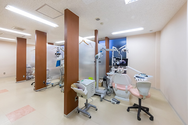 新海歯科医院 上尾市 マイクロスコープが4台導入された診療室