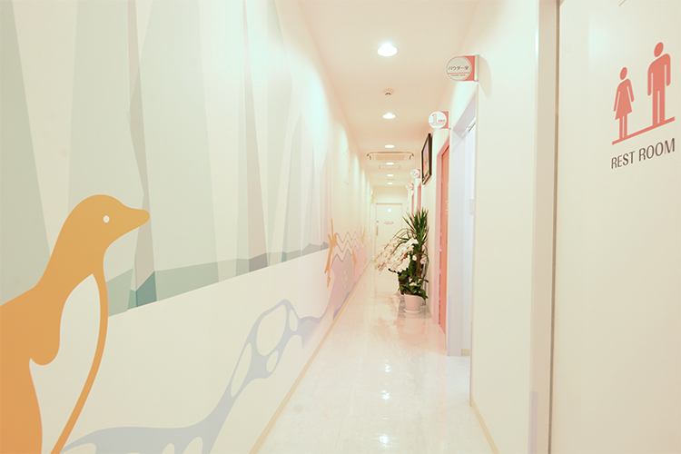 きずときずあとのクリニック豊洲院 江東区 明るい色合いで統一され、リラックスできる雰囲気の院内