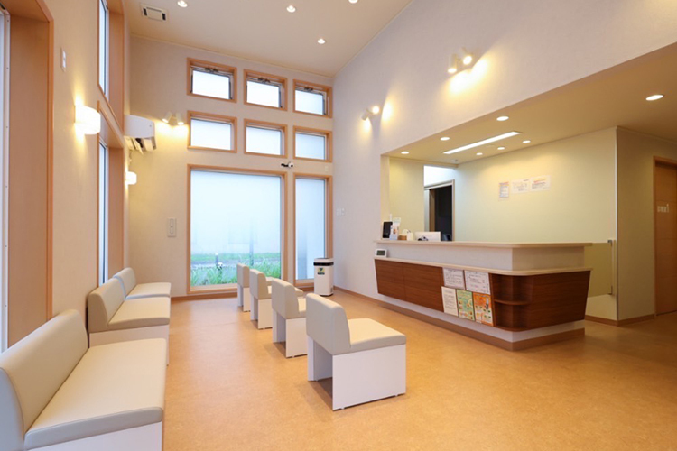 なかじまクリニック和 さいたま市緑区 大きな窓から温かい日差しが差し込む広々とした待合室