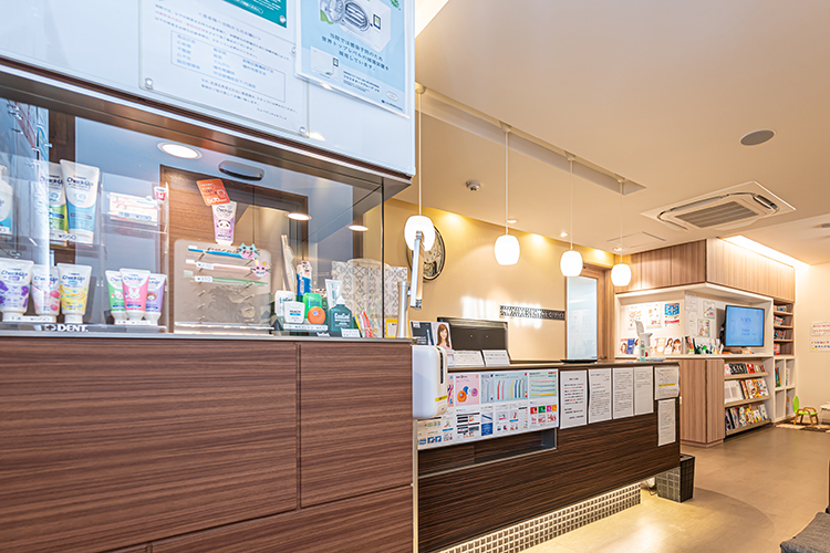 むとべデンタルオフィス 福津市 清潔感のある院内。受付では、すべての患者に丁寧に対応