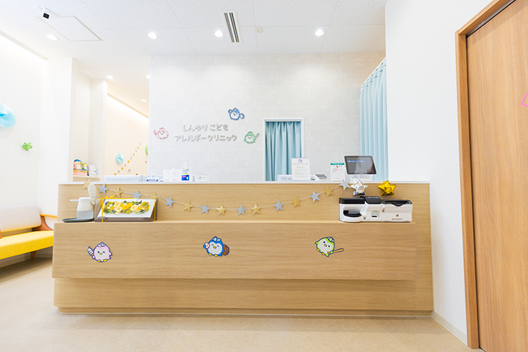 しんゆりこどもアレルギークリニック 川崎市麻生区 スタッフとかわいらしいペンギンのキャラクターが患者を迎える