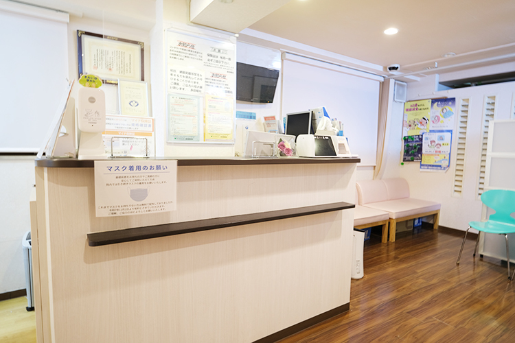 良田眼科 文京区 受付ではスタッフが温かく迎え入れてくれる