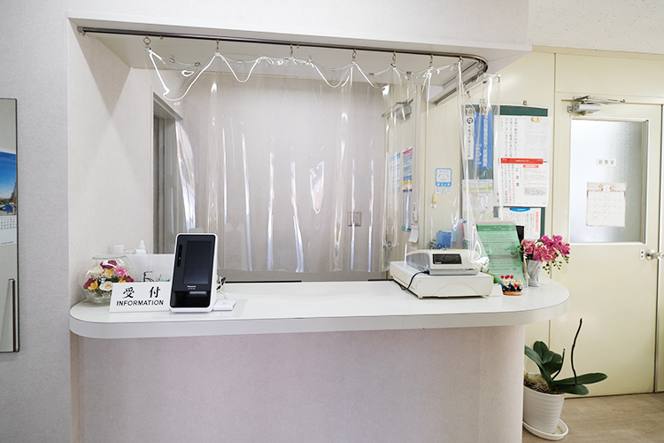 小林内科医院 川崎市麻生区 笑顔で迎える受付が丁寧に案内を行う