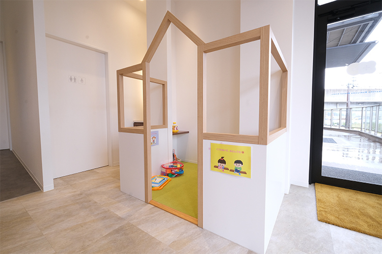柏の葉かみやま歯科・矯正歯科 柏市 ベビーカーのまま入れるパウダールームと、開けたキッズスペース