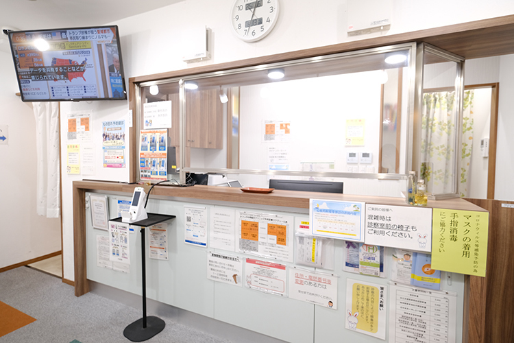 かつしか心身総合クリニック 葛飾区 受付ではスタッフが温かく迎え入れてくれる