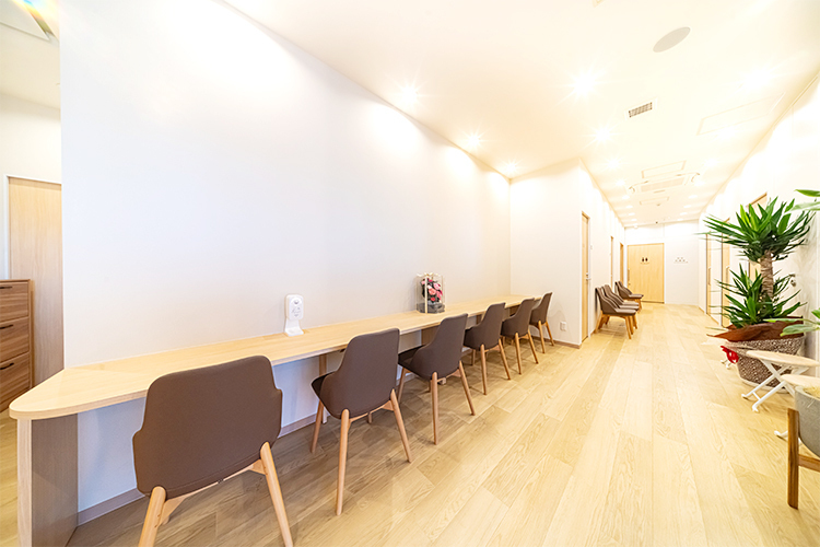 北千住ARTクリニック 足立区 天井が高く、広々としていて、シンプルな造りの院内