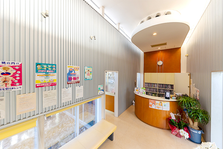 みえeatデンタルクリニック 宮崎市 天井が高く、開放感のある待合室。嚥下に関する書籍も閲覧できる
