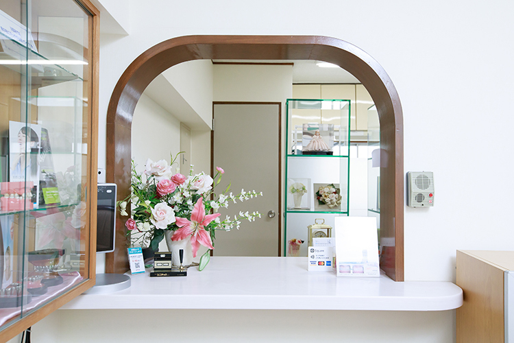 MAYUMI矯正歯科クリニック 中野区 きれいな受付で、優しいスタッフが出迎える