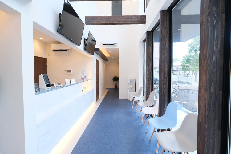 クラウン歯科名古屋中村院 名古屋市中村区 待合スペースは光が差し込み、開放感があり落ち着ける