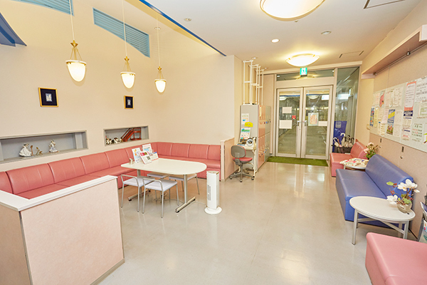 阪本胃腸・外科クリニック 豊中市 院内は天井が高く、待合室も含め広々とした空間となっている