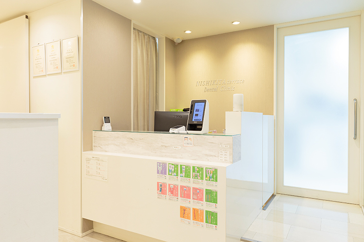 西北テラス歯科 西宮市 スタッフは全員女性。こまやかな対応で患者に寄り添う