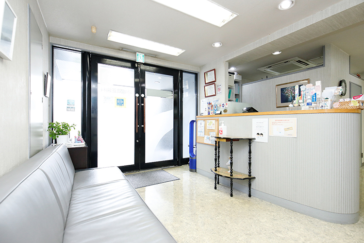 下北沢ヒース矯正歯科 世田谷区 アロマの香りが漂う待合室。院長セレクトのBGMが流れている