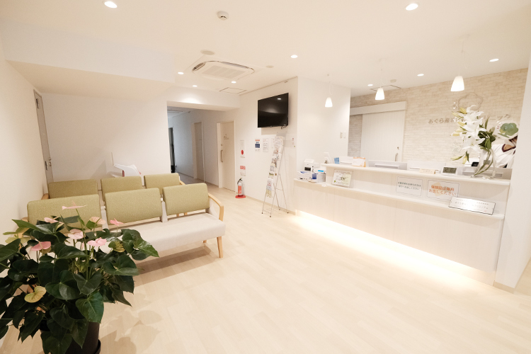 おぐら産科婦人科クリニック 岐阜市 明るい待合室