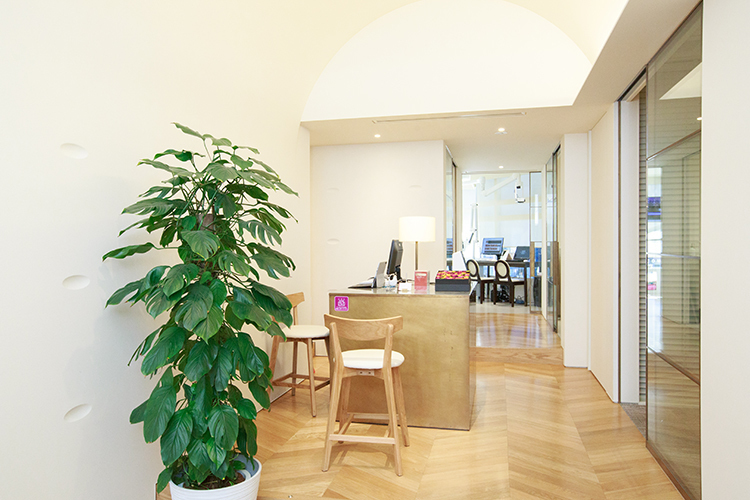 デンタルサロン麹町 千代田区 白を基調とした院内は、サロンをイメージしている
